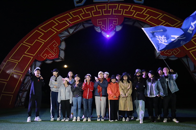 逆天隊介紹自己的團(tuán)隊成員